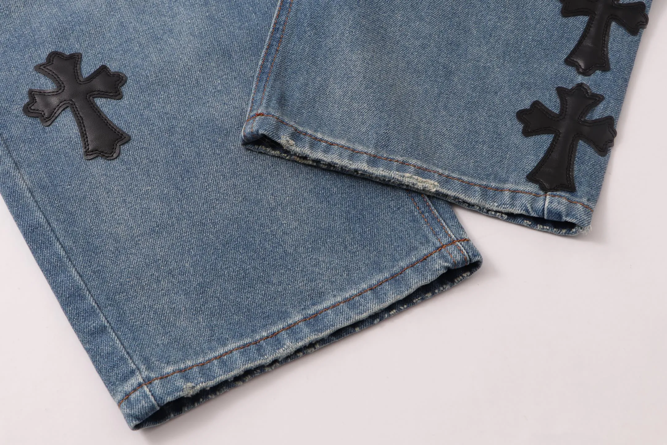 P260 Style No.: H84 Croxin & 𝐂𝐡𝐫𝐨𝐦𝐞 𝐇𝐞𝐚𝐫𝐭 ss25 blue and black leather test jeans. Styles with different washed textures are very friendly to people with thin legs. The slightly flared version perfectly modifies the leg shape. The timeless and moderate length makes it easy to match and match. It is the basis for various styles and is a must-have in your wardrobe! The fabric is stiff but also makes the upper body soft without losing texture. The washing process is even more perfect. It is a must-have item for everyone! ! ! Washed wheat, hang tag, pants label, three labels complete Color: blue Size: 30-32-34-36